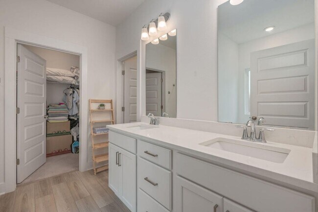 Building Photo - 3 Bedroom plus office/flex space in Crestv...