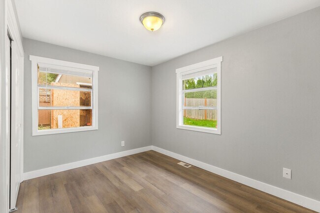 Building Photo - Lynnwood 4 Bedroom Rambler - Huge Lot and Storage Shed - NO CARPETS