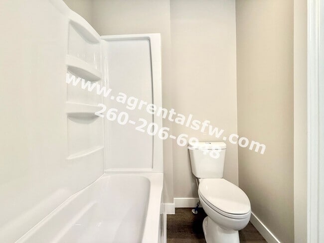 Building Photo - 615 W 4th St