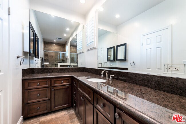 Building Photo - 125 S Elm Dr