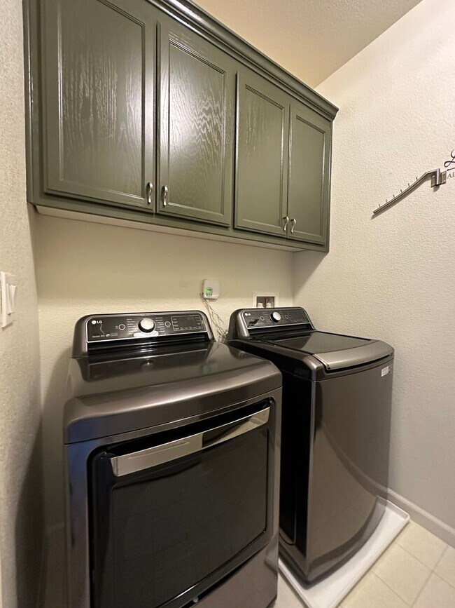 Building Photo - Large 4 Bedroom House in Hiddenbrook Commu...