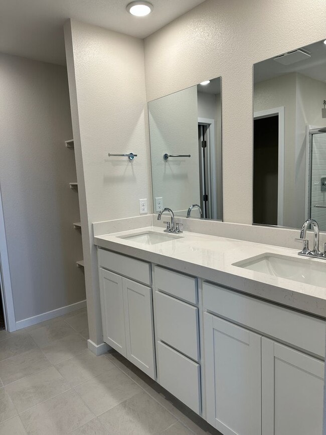 Building Photo - Brand New Town Home