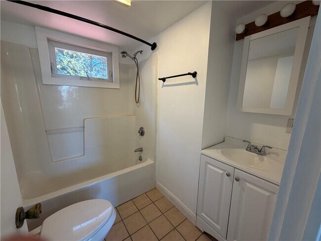 Building Photo - 112 King Phillip St