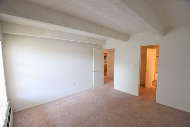 Building Photo - 2 Bedroom Condo Available at The Meadows