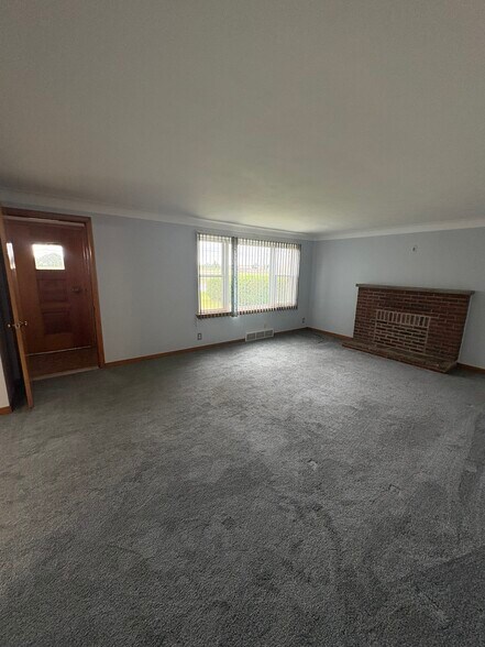 Building Photo - 49 S Youngs Rd