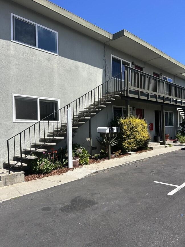 Building Photo - 122 Blackburn St