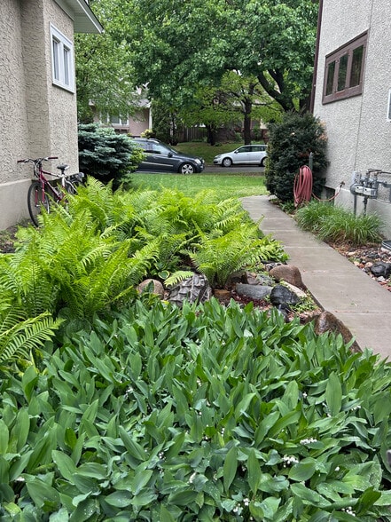 Lovely side garden - 4947 York Ave S