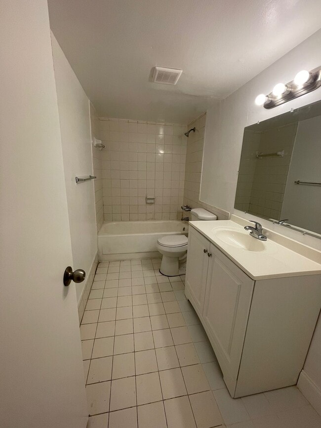 Building Photo - 15225 NE 6th Ave