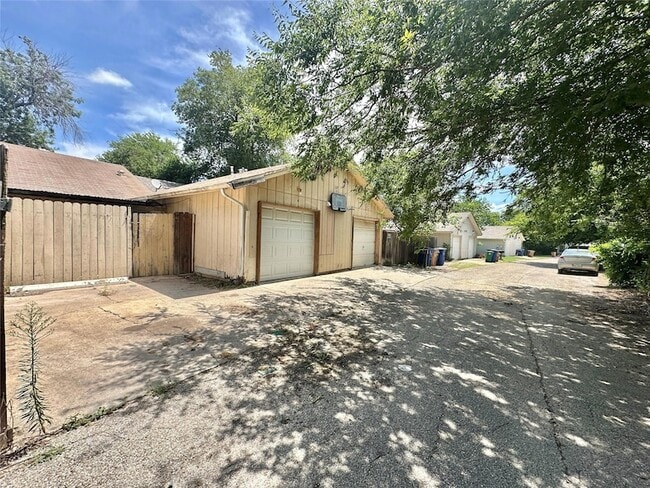 Building Photo - 207 W William Cannon Dr