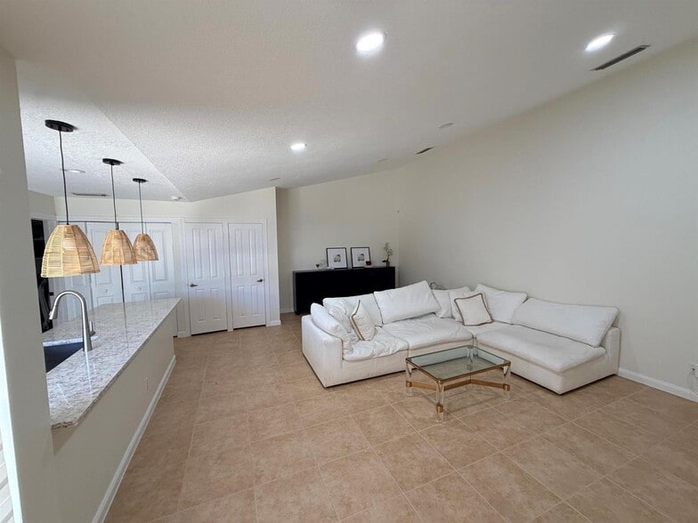 Building Photo - 3504 Lakemont Ct