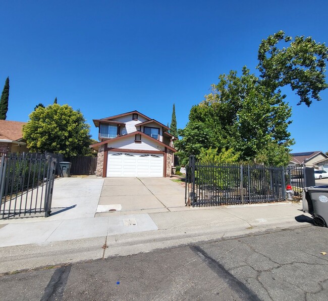 Primary Photo - Very Nice 4 bedrooms and 3 baths with a bu...