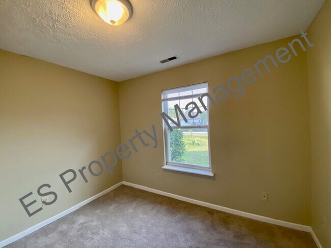 Building Photo - Great 3 Bedroom 2 Bathroom Ranch Style Hom...