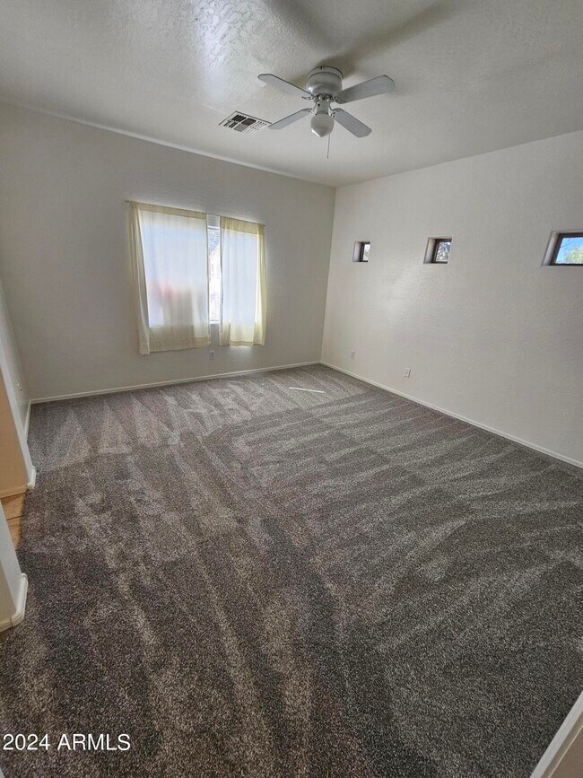 Building Photo - 2600 E Springfield Pl