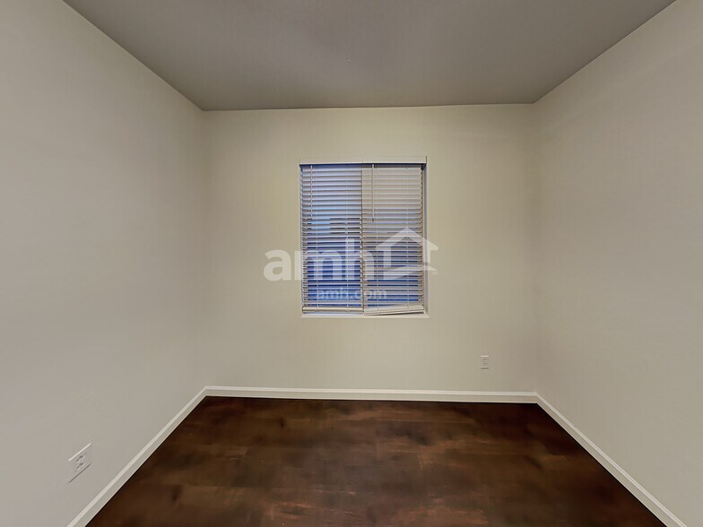 Building Photo - 1709 E Primavera Way