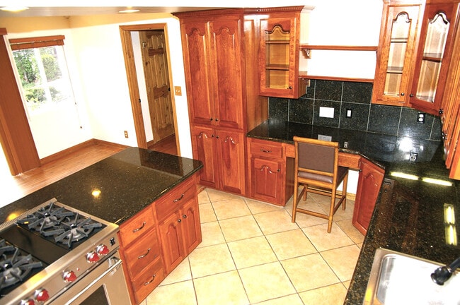 Building Photo - 268 Lake Sherwood Dr