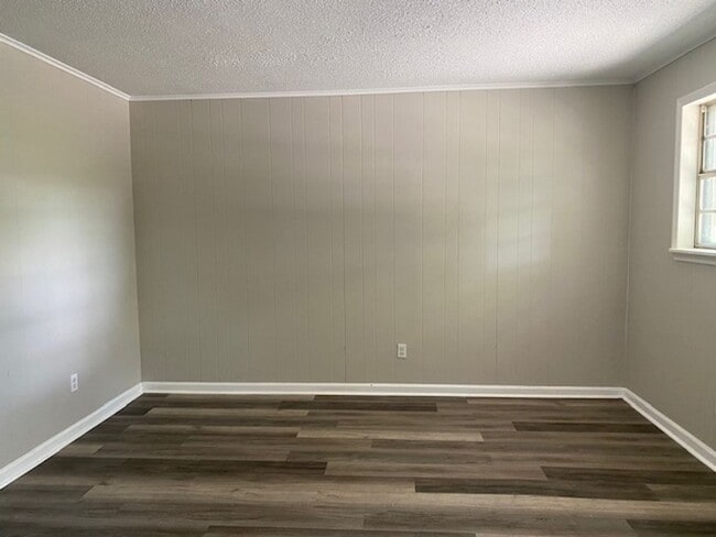 Building Photo - 1 Bed 1 Bath Apartment with Water and Tras...