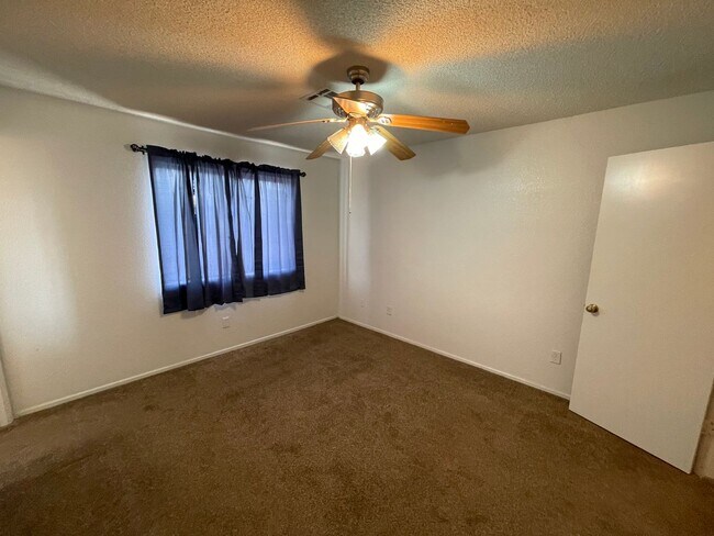 Building Photo - 3 BEDROOM HOME ON HUGE LOT WITH SOLAR  INCLUDED!