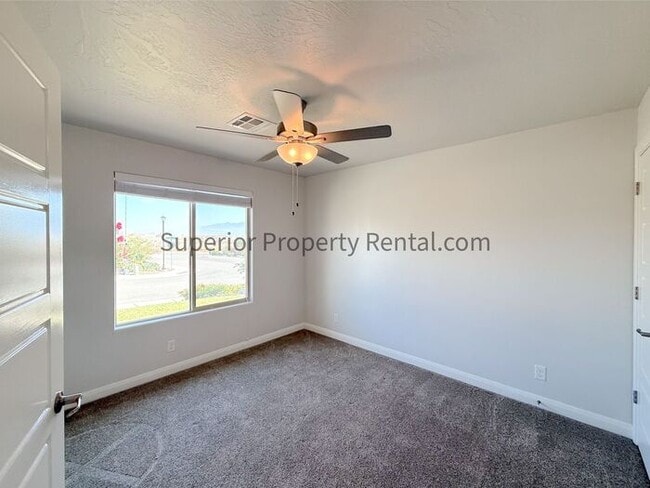Building Photo - 4 bed, 2 bath home w/2car garage
