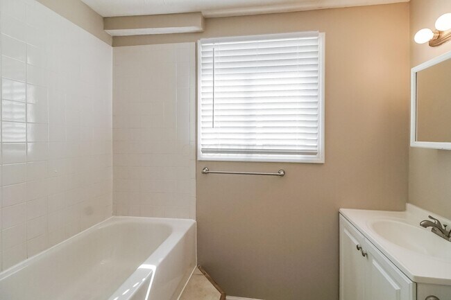 Building Photo - 3193 Elmreeb Dr