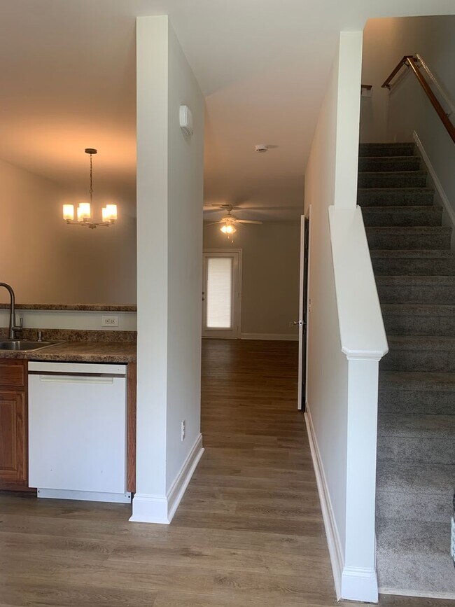 Building Photo - 2 Bedroom 1.5 Bath Townhome in Pleasant Gr...