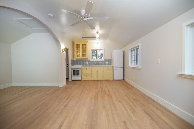 Building Photo - WONDERFUL HISTORIC 5 BED 3 BATH PROPERTY WITH CARRIAGE HOUSE