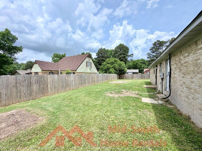 Building Photo - 4011 Double Tree St