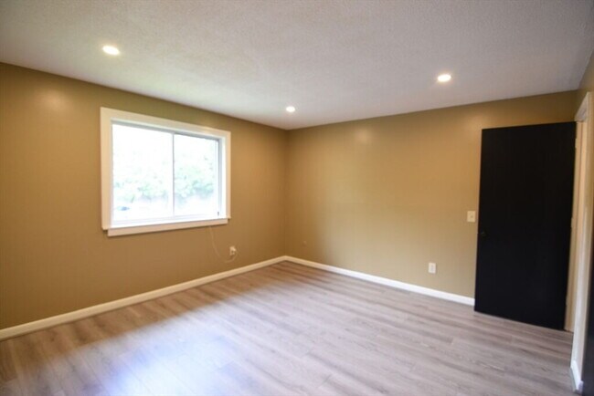 Building Photo - Great, updated condo with ton's of amenities!