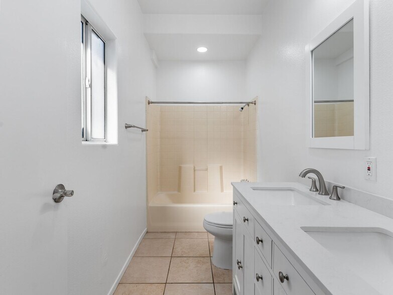 Building Photo - 1116 E 1st St