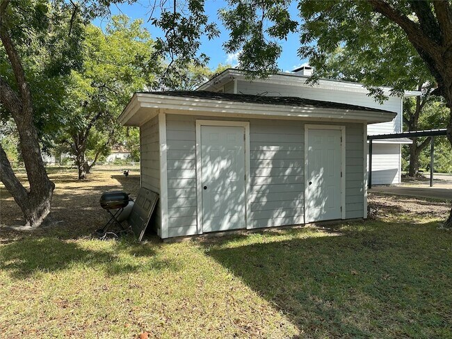 Building Photo - 204 E Rucker St