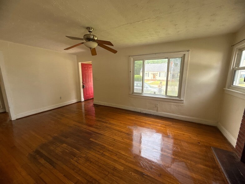 Living Room - 521 Edwards St