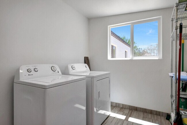 Building Photo - 224 W Glenrosa Ave