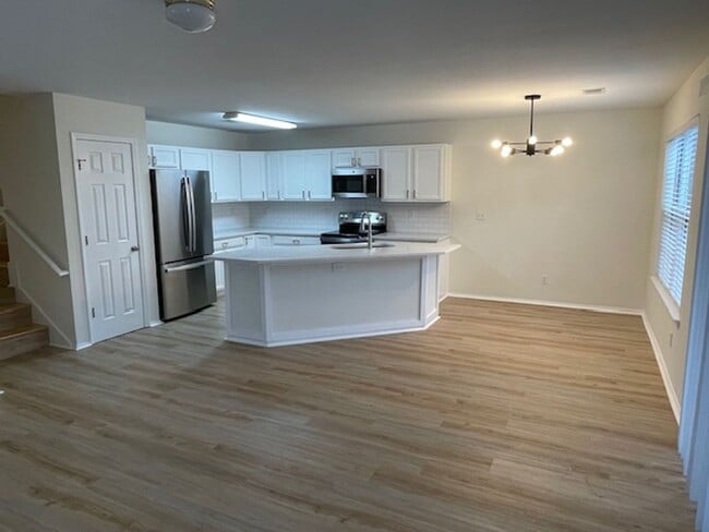 Building Photo - Four Bedroom Town Home with Two Car Garage in University Park-Renovated! Half Off First Month For...
