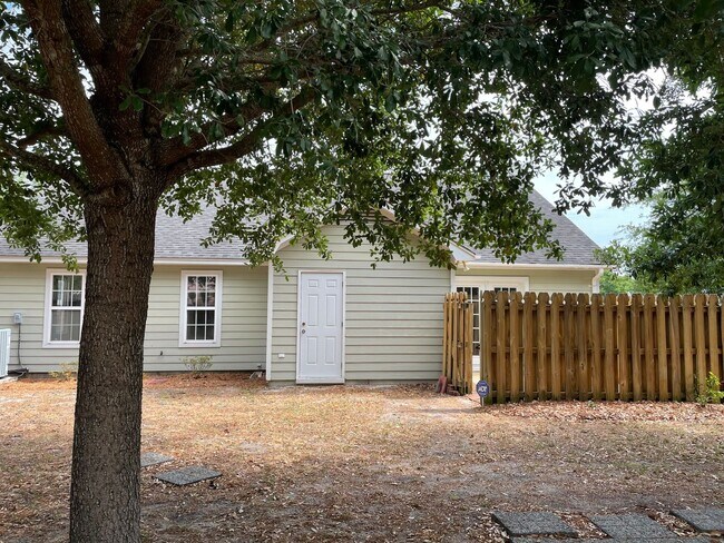 Building Photo - 3 bedroom/2 bathroom home with one-car gar...