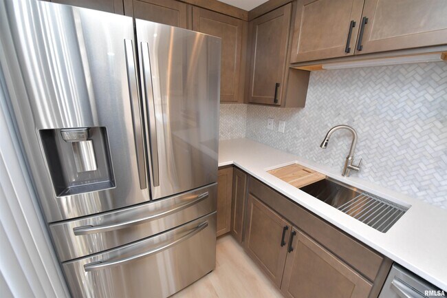 Building Photo - 123 SW Jefferson Ave