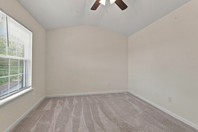 Building Photo - Charming 2-Bed Townhome in Hardison Hills