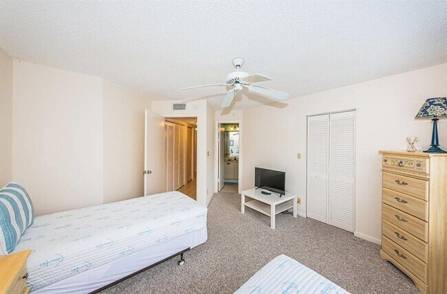 Building Photo - 6050 Bahia Del Mar Cir N