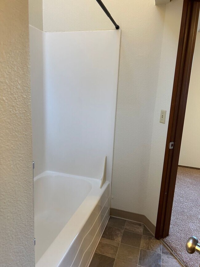 Building Photo - (379) Glenridge Dr. - 2 Bedroom / 1.5 Bathroom - Townhome Duplex