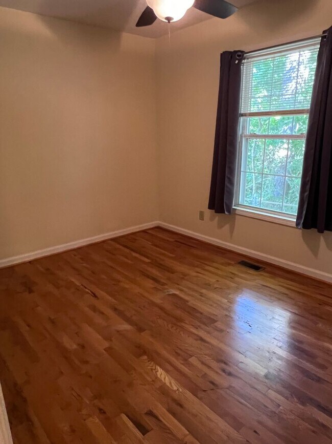 Building Photo - Lovely 3 bedroom/2 bathroom, Convenient Ro...