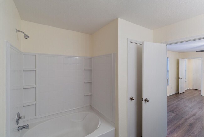 Building Photo - *FIRST MONTH FREE, IF MOVED IN BY 12/31/25*