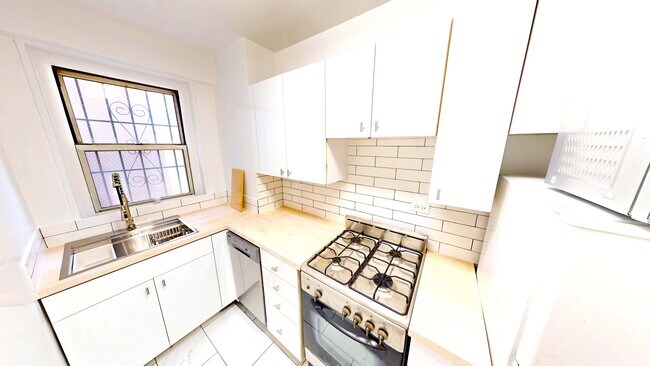 Building Photo - 404 E 66th St