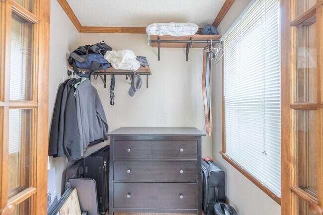 Building Photo - awesome 2 bed 1 bath Pet Friendly in Minneapolis Available for Lease