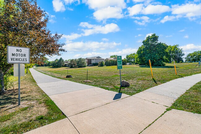 Trail Entrance - 120 Cherry Ct