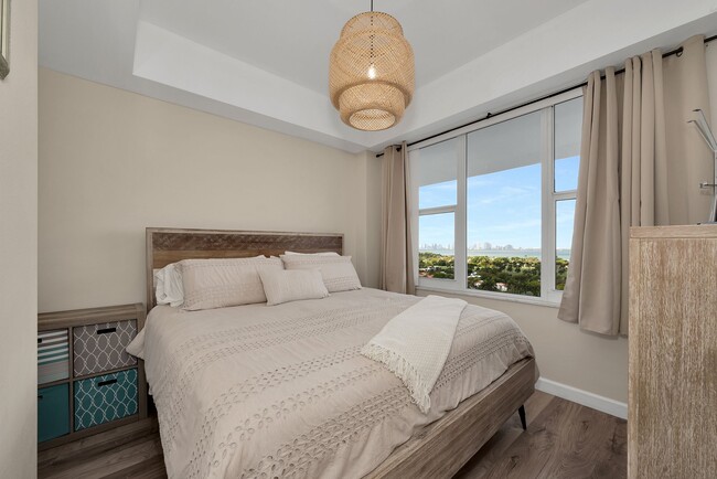 Building Photo - 5600 Collins Ave