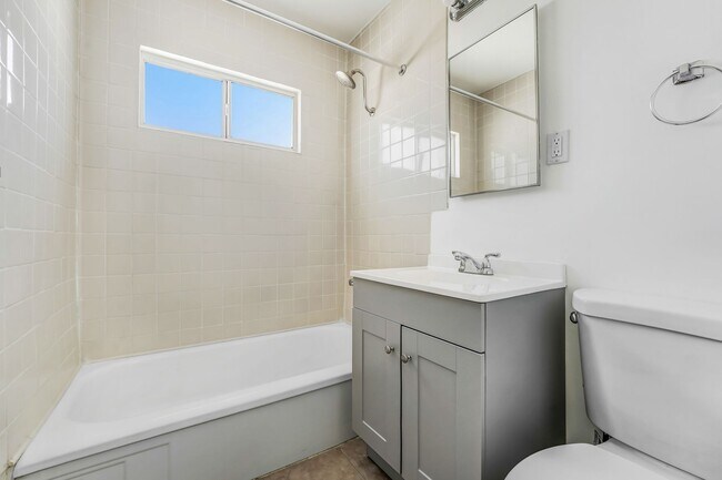 Building Photo - Lancaster 1 bedroom