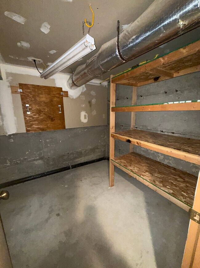 Building Photo - 3 BED 2.5 BATH WITH DAYLIGHT BASEMENT & BONUS ROOM - SPACIOUS CORNER LOT