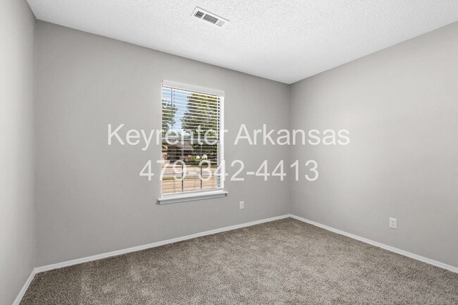Building Photo - Newly Renovated Duplex in West Fayetteville!