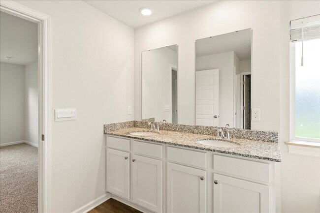 Building Photo - 18 E Sycamore Trl