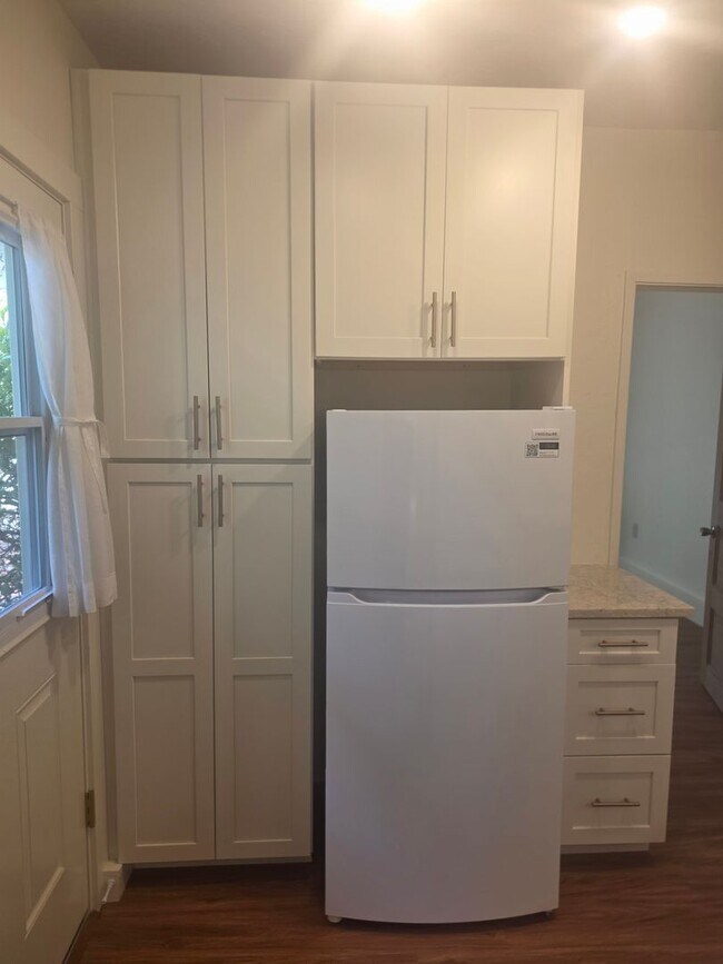 Building Photo - West Side Petaluma Garden Gem - 1 bed 1 bath