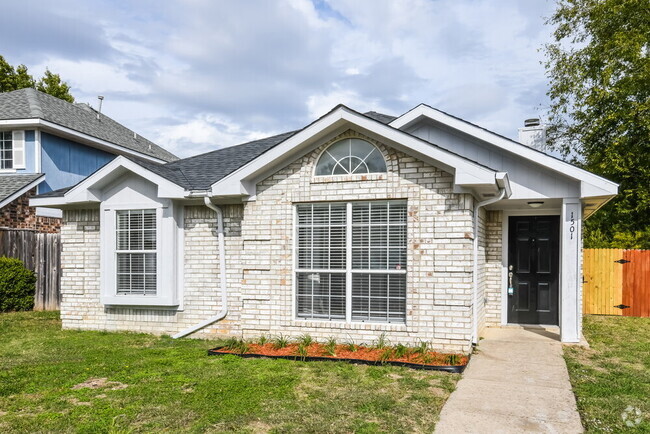 Building Photo - 1501 Juniper Ln