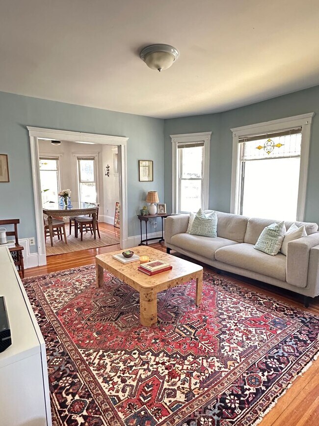 Building Photo - The Perfect 2bed/1bath with Porch, Private...